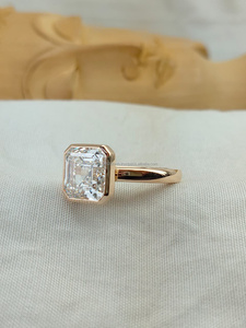 Élégante bague en diamant taille Asscher en or rose |   Éclat vintage inspiré du style Step Cut |   Bijoux de mariage raffinés et luxueux pour elle - Product Image 4