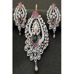 Ensemble collier et boucles d'oreilles de créateur, finition or blanc, qualité supérieure, élégant, pour mariage, collection pour femmes. - Product Image 2