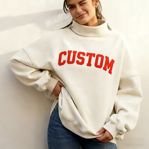 Sudadera Oversize Roja para Mujer con Cuello Alto Simulado, Estampado Gráfico Varsity Personalizado, Forro Polar Premium - Product Image 2