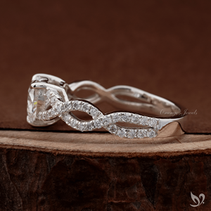 แหวนหมั้นเพชรทรงหัวใจ 1 กะรัต เพชรเพาะเลี้ยงในห้องปฏิบัติการ ดีไซน์วงแหวนแบบเกลียวประดับเพชร ได้รับการรับรองจาก IGI ทองคำขาว 10K แหวนเจ้าสาว - Product Image 2