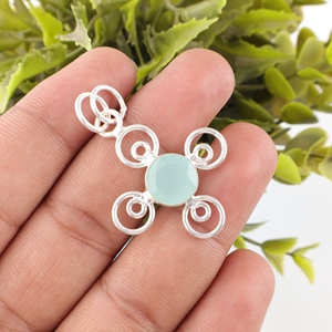 Pendentif en chalcédoine aqua naturelle taille ronde, en laiton plaqué argent 925, serti à la main, avec chaîne plaquée - Product Image 3