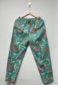 Conjunto de Pijama Hecho a Mano para Mujer |   Atractivo Conjunto de Pijama con Estampado Floral |   Camisa cómoda, pijama con bolsa a juego |   Ropa de dormir - Product Image 4