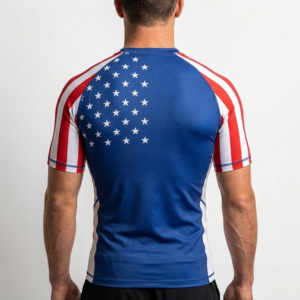 Chemise de surf pour homme à manches courtes, personnalisable avec drapeau américain, séchage rapide, UPF50+, respirante, antibactérienne, impression numérique - Product Image 2