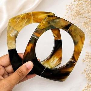 Bracelet manchette en corne de buffle naturelle, tendance, fait main, motif animal personnalisé en relief, noir et marron, pour hommes et femmes - Product Image 1