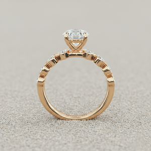 Anillo de Compromiso Stonewels con Bisel Ovalado y Piedra Lateral en Chapado de Oro |   para diamantes certificados |   Anillo de Compromiso Moderno y Lujoso con Engaste de Puntas - Product Image 2