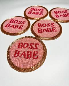 Ensemble de sous-verres perlés Pink Boss Babe, sous-verres ronds en perles de verre pour bureau, accessoires de table faits à la main pour boissons - Product Image 1