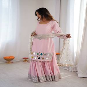 Conjunto Sharara VASTRA COTTAGE con Top de Seda, Bordado con Hilo de Espejo y Dupatta con Lentejuelas, Ropa Étnica Festiva - Product Image 3