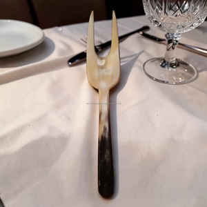 Fourchette en corne de bœuf polie à haute brillance, artisanale, naturelle, ustensile de table à prix avantageux - Product Image 3