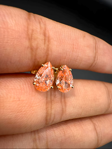 ต่างหูเพชรทรงลูกแพร์สีชมพู ตัวเรือนทองคำ 14K ประดับเพชรแบบสี่ขา ดีไซน์เรียบหรูและสง่างาม พร้อมความหรูหราเหนือกาลเวลา - Product Image 1