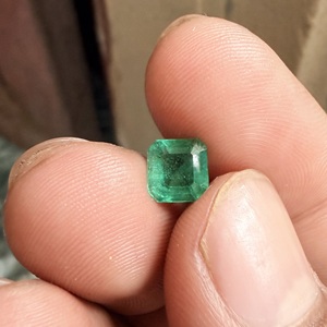Émeraude Naturelle Rara de Zambie 1,39 Carat Vert Intense Carrée, Pierre Précieuse Libre pour la Création de Bijoux Personnalisés Haut de Gamme - Product Image 3