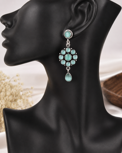 Boucles d'oreilles pendantes en argent oxydé avec fleurs et pierres précieuses variées, vente en gros |   Fournisseur de bijoux ethniques indiens faits à la main - Product Image 1