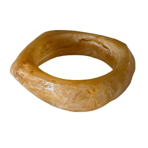 Rond de serviette en résine de marbre jaune unique fait à la main accessoire de décoration de table léger pour les repas du printemps et de l'été - Product Image 1