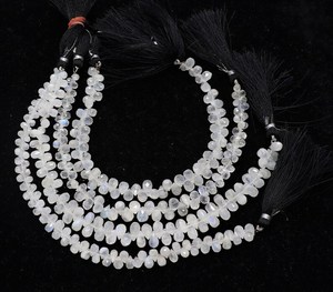 Cuentas facetadas de piedra lunar arcoíris blanca natural en forma de lágrima de 4x6 mm, cuentas de piedra lunar en forma de gota de 8 pulgadas, cuentas facetadas de piedra lunar arcoíris con perforación lateral. - Product Image 6