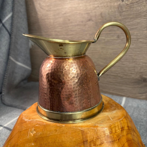 Pichet vintage en cuivre martelé avec garniture et poignée en laiton pour boissons - Product Image 1