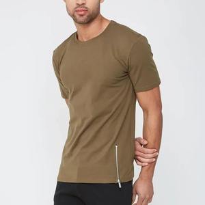 Camiseta de manga corta para hombre, color verde oliva, corte ajustado, con cremallera lateral, informal, de punto, con cuello redondo. - Product Image 1