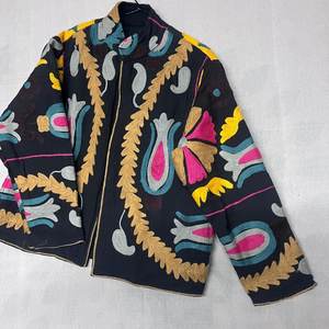 Chaqueta Bordada Estilo Chino con Cuello Mandarín, Manga Larga, Corte Holgado, Bordado a Mano con Patrón Geométrico, Color Negro y Dorado - Product Image 5