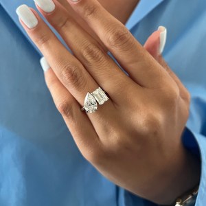 Anillo de diamantes cultivados en laboratorio con corte esmeralda y pera de 4 quilates Toi et Moi, anillo de dos piedras, certificado por IGI - Product Image 1