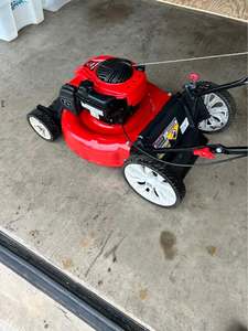เครื่องตัดหญ้าแบบใช้น้ำมันเบนซินยี่ห้อ Troy Bilt ขนาด 21 นิ้ว เครื่องยนต์ 140 ซีซี ขับเคลื่อนล้อหน้า สีแดงและสีดำ - Product Image 4