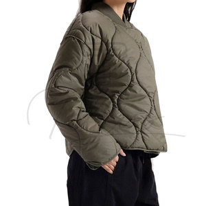 Nouvelle arrivée : Meilleure veste courte matelassée personnalisée pour femme, en tricot crocheté, rembourrée en polyester, coupe-vent et imperméable pour l'hiver - Product Image 3