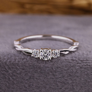 Anillo de compromiso de tres piedras de diamante cultivado en laboratorio de corte redondo, anillo de bodas trenzado, regalo de aniversario único para oro macizo de 18K IGI - Product Image 1