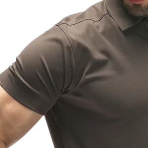 Polo à manches courtes marron pour homme, coupe ajustée décontractée, col classique, t-shirt doux et léger, idéal pour le golf, le tennis, l'entraînement et le quotidien - Product Image 3