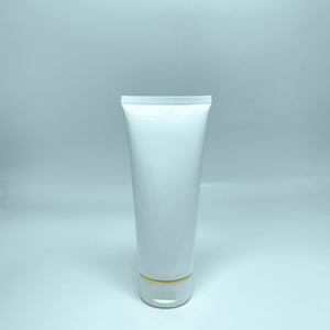 Tubos de plástico PE blancos al por mayor de 5 capas para cosméticos, lociones corporales y cremas, con tapa abatible dorada y superficie etiquetada. - Product Image 2