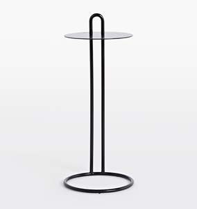 Table d'appoint contemporaine en forme de C avec cadre vertical fin et plateau rond, gain de place, pour un accès facile près du canapé - Product Image 1