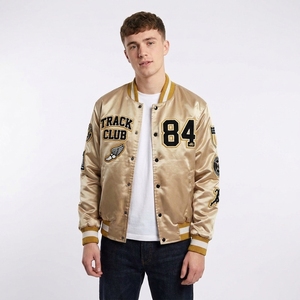 Veste de baseball universitaire personnalisée en satin noir pour homme, style streetwear, avec patch brodé contrastant - Product Image 5