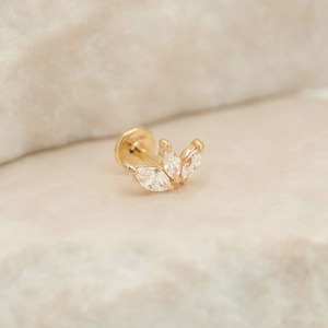 Zisma Piercing Labret en Or 14K avec Diamant de Laboratoire Taille Marquise, à Dos Plat Fileté Intérieurement, Motif Lotus à 3 Pierres, Fabricant - Product Image 1