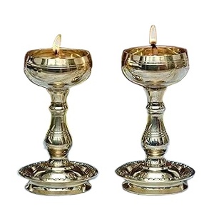 Elegante Lámpara de Aceite de Latón con Motivo Tradicional en la Parte Posterior, Soporte para Múltiples Diyas para Sala de Puja, Decoración de Templos e Iluminación Festiva - Product Image 4