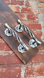 Poignée de portail en fer forgé traditionnelle, avec un design torsadé et des motifs floraux aux deux extrémités ; convient à tous les types de portails. - Product Image 3