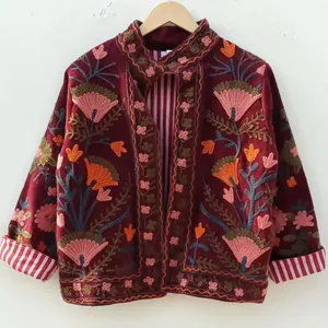 Chaqueta bordada a mano en terciopelo granate para mujer, estilo vintage étnico Rajasthani con bordados florales, abrigo corto. - Product Image 1
