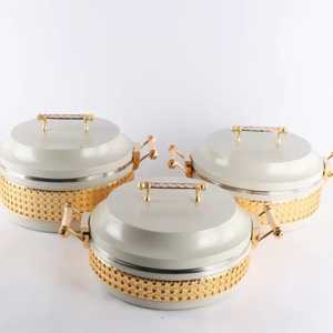 Cacerola Moderna Blanca y Plateada con Base y Tapa con Patrón Griego Dorado, Olla Aislada de Lujo para Mantener la Comida Caliente - Product Image 5