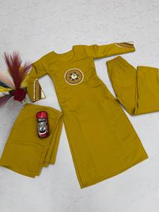 Traje amarillo hasta el tobillo para mujer con detalles dorados, estilo tradicional indio-pakistaní, corte regular, algodón, ropa informal. - Product Image 6