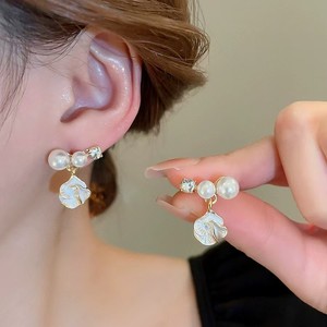 Nouvelles boucles d'oreilles pendantes de luxe 2025 en perles de camélia émaillées et zircon pour femmes, boucles d'oreilles exquises au design unique - Product Image 4