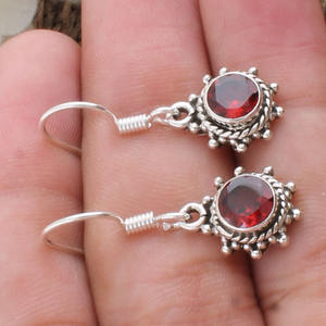 Pendientes Colgantes Vintage Hechos a Mano de Plata de Ley 925 con Granate Rojo Natural para Bodas, Aniversarios y Fiestas - Product Image 4