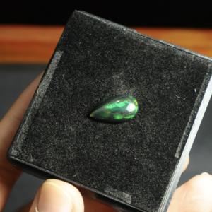 โอปอลสีดำธรรมชาติทรงลูกแพร์ขนาด 3.75 กะรัต ขัดเงา ลายรังผึ้งขนาดเล็ก 17x10 มม. พลอยเม็ดเดี่ยว - Product Image 2