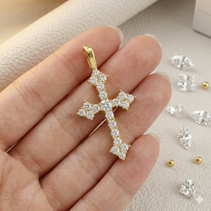 Colgante Religioso Unisex Personalizado de Cruz de Jesús Minimalista, Chapado en Rodio Helado, Oro Sólido de 10K, con Diamantes Cultivados en Laboratorio de Corte Brillante - Product Image 2