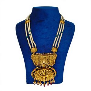 Elegante Collar de Cadena Plateada con Cristales Cuadrados Color Verde Azulado y Perlas, Joyería Minimalista de Moda para Mujer - Product Image 1