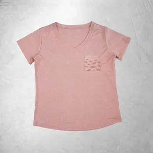 T-shirt pour femme rose pêche à col en V - Poche imprimée poisson - Jersey en coton doux - Haut décontracté d'été - Product Image 1