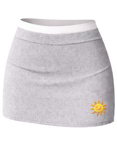 Ensemble deux pièces gris pour femme : Crop top extensible sans manches à col rond et mini-jupe taille haute moulante – Tenue d'été sportive - Product Image 3