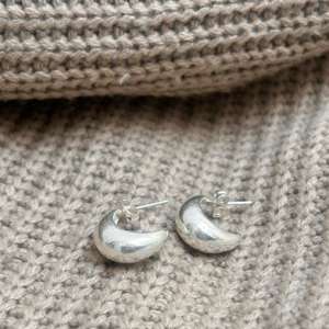 Pendientes colgantes de luna creciente, pendientes de luna de latón plateado, pendientes minimalistas de latón con diseño celestial para mujer al por mayor - Product Image 5