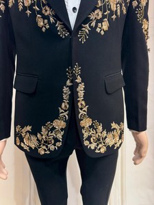 Costume de smoking noir brodé pour homme, ensemble de blazer de fête de mariage avec motif floral doré, costume formel personnalisé - Product Image 4
