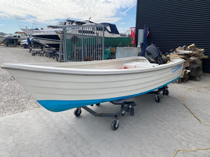 C-r-e-s-c-e-n-t 410 Bateau de tourisme à livraison rapide - Product Image 2