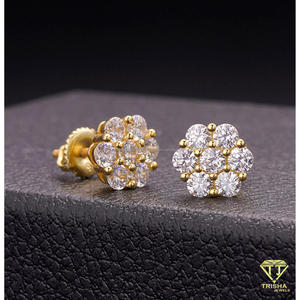 Élégantes boucles d'oreilles clous en argent sterling 925 plaqué or, ornées de diamants de laboratoire floraux et d'un grappe scintillante - Product Image 2