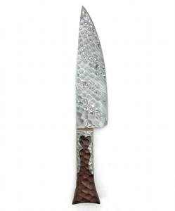 Cuchillo de chef de acero damasco Raindrop hecho a mano con mango de madera de nogal texturizado martillado a mano - Product Image 3