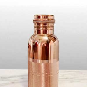 Bouteille d'eau en cuivre, design élégant et écologique, idéale pour l'hydratation à la maison, au bureau et comme cadeau, finition polie durable - Product Image 3