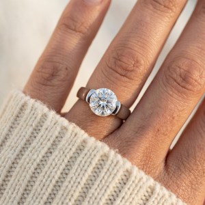 Hochwertiger Vergoldeter 925 Sterling Silber 2Kt Moissanit Solitär-Ring Klassisches Verlobungs-Hochzeits-Jahrestags-Geschenk Unisex - Product Image 2