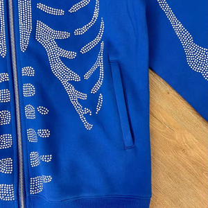 ผู้ผลิตเสื้อฮู้ดดี้แบบมีซิป ตกแต่งด้วยเพชรและคริสตัลรูปโครงกระดูก  แบบหนา  ขนาดใหญ่พิเศษ สำหรับผู้ชาย - Product Image 4