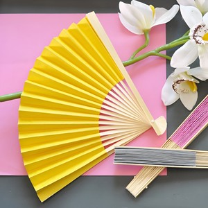 Abanicos plegables de papel de bambú personalizados, excelente opción para recuerdos de fiesta, precio económico, abanicos artesanales hechos a mano. - Product Image 6
